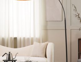 czarna lampa stojąca w salonie