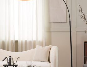 czarna lampa stojąca w salonie