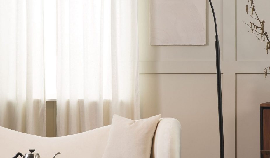 czarna lampa stojąca w salonie