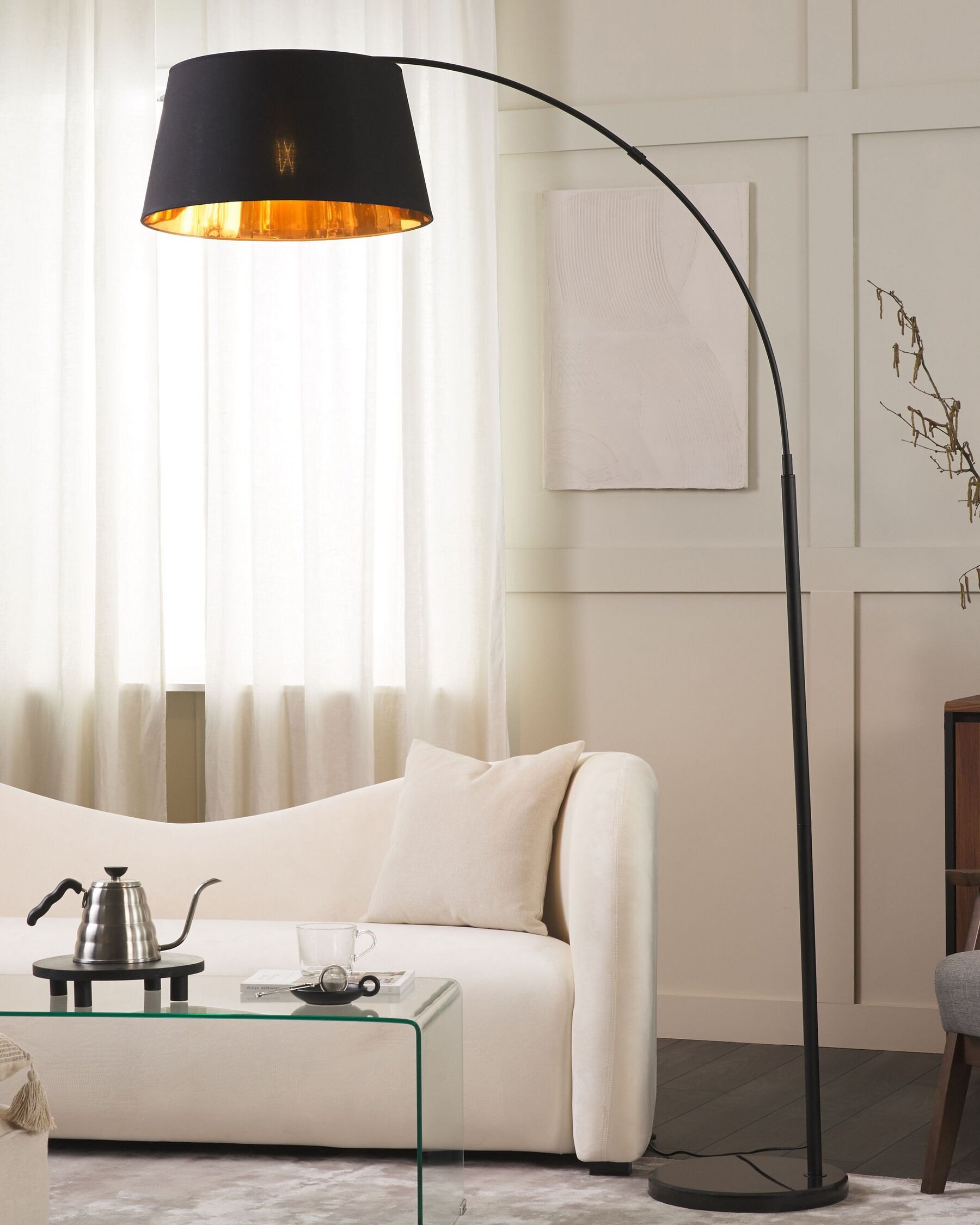 czarna lampa stojąca w salonie