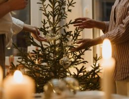 ozdabianie choinki w świątecznej atmosferze