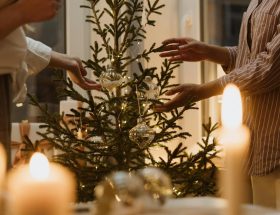 ozdabianie choinki w świątecznej atmosferze