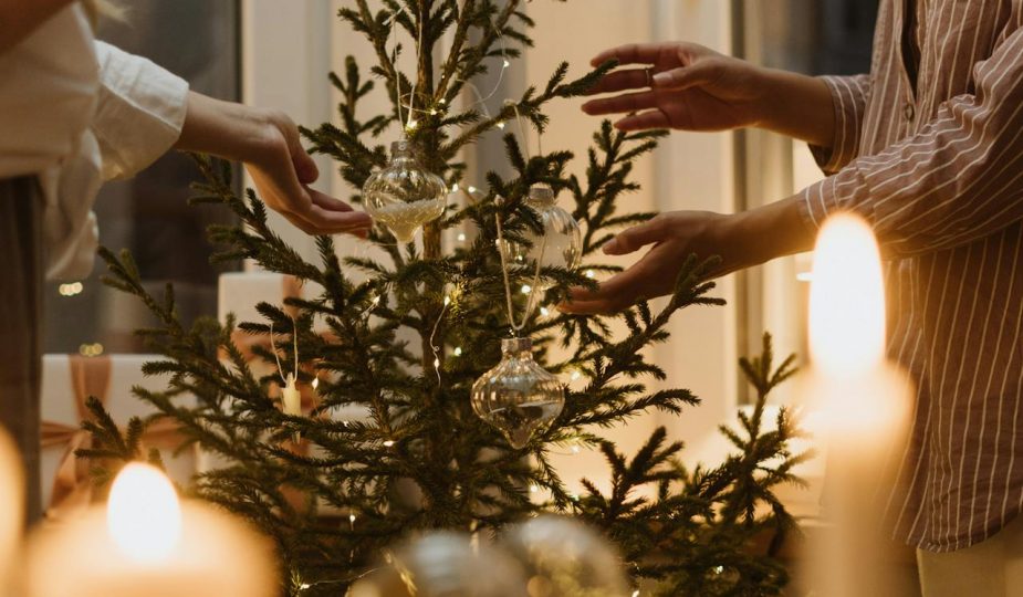ozdabianie choinki w świątecznej atmosferze